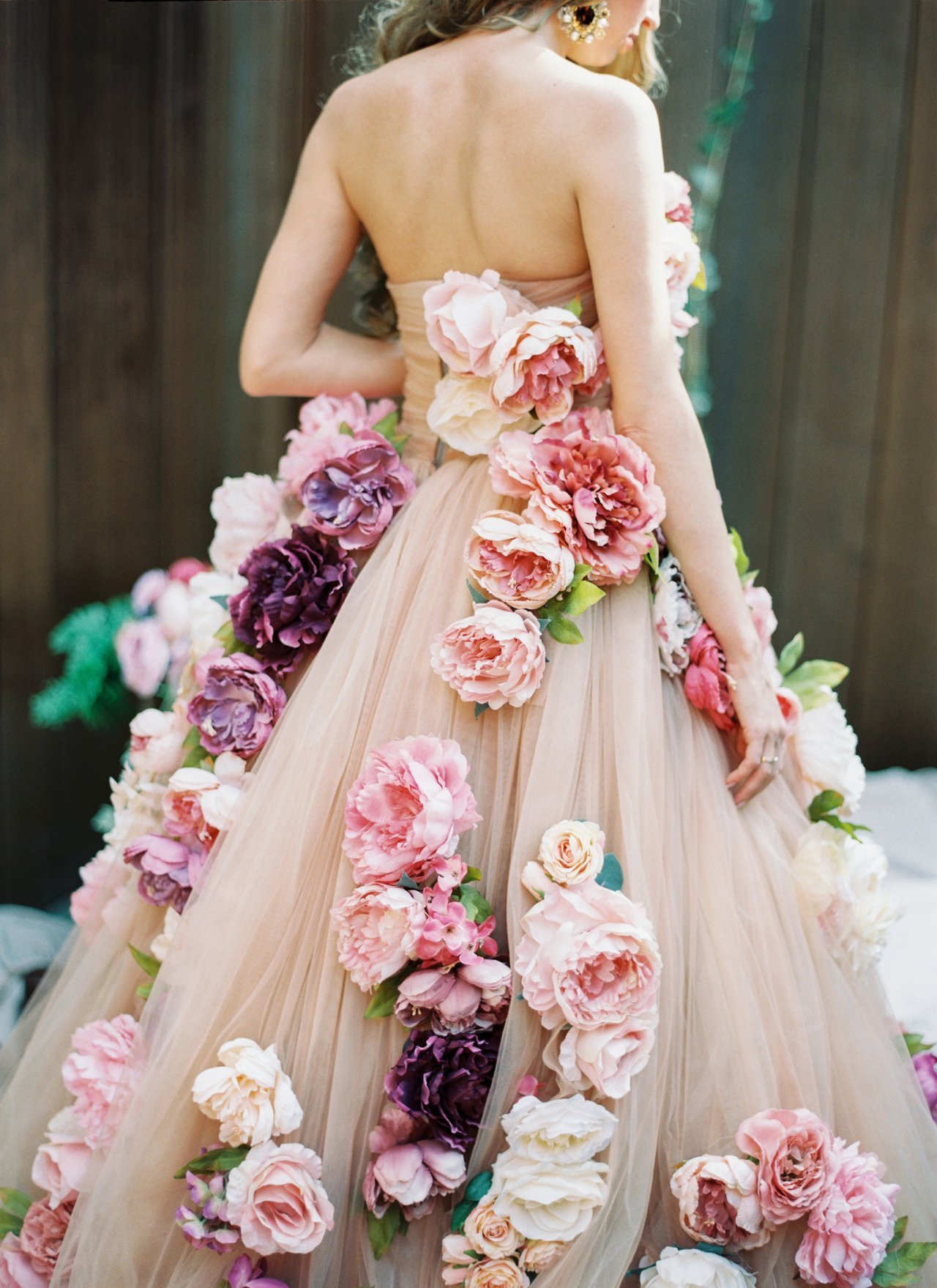 Платья из цветов фото. Платье из цветов. Свадебное платье с цветами. Платье украшенное цветами. Свадебное платье в цветочек.