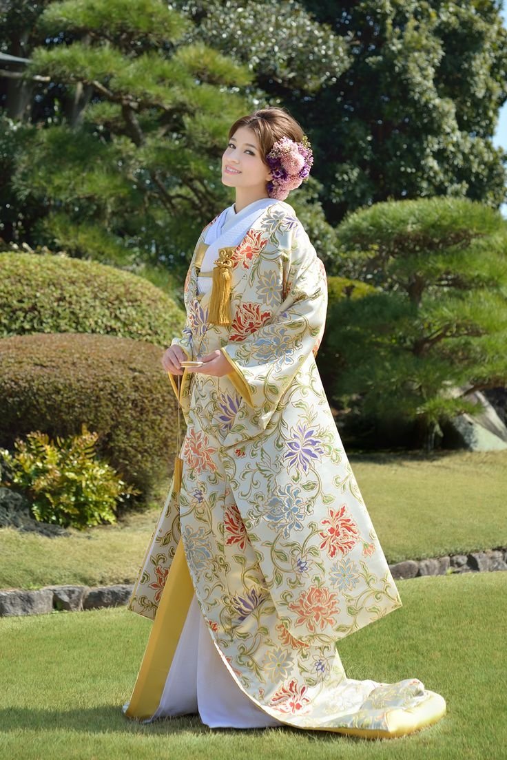 Традиционное японское свадебное кимоно