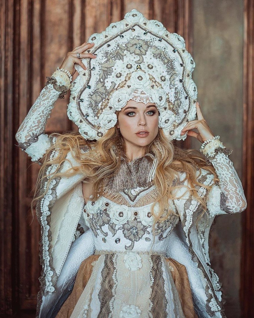 Рита Флорес кокошник