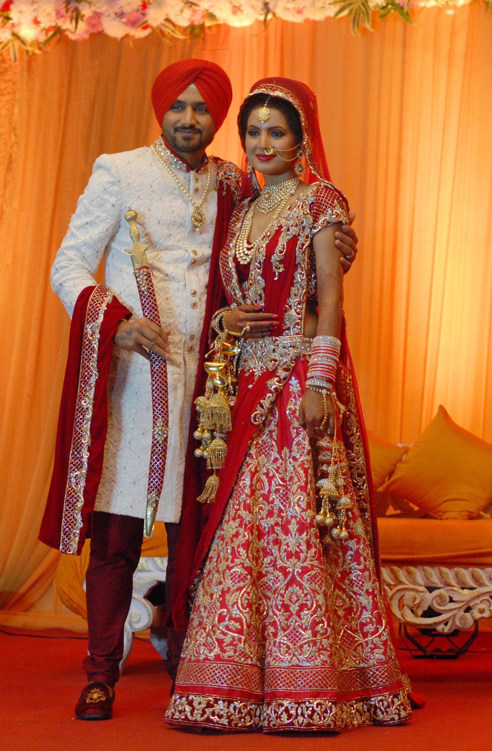 Русско индийские браки. Harbhajan Singh. Индийский свадебный наряд. Индийские Наряды для свадьбы. Индийские Свадебные костюмы.