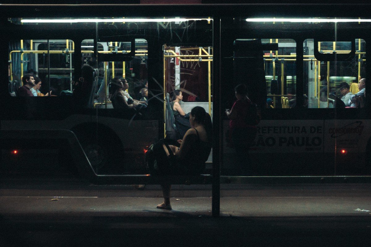 На автобусной остановке остановился автобус. Ночная автобусная остановка. Автобусная остановка вечером. Автобус ночью. Автобус на остановке вечером.