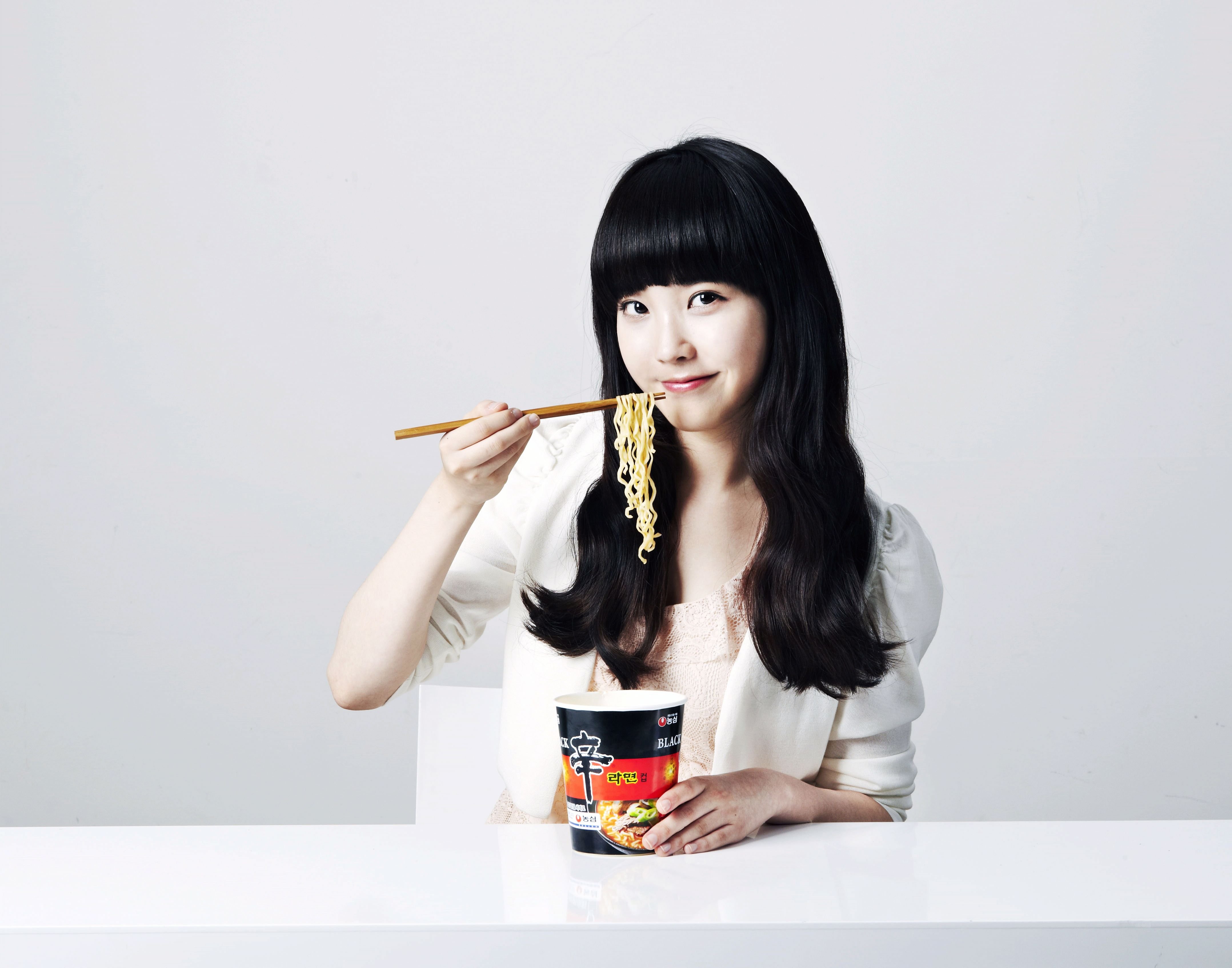 Японец придумавший быструю лапшу 4. IU ест рамен?. Кореянка с едой. Девушка ест. Красивые девушки кореянки.