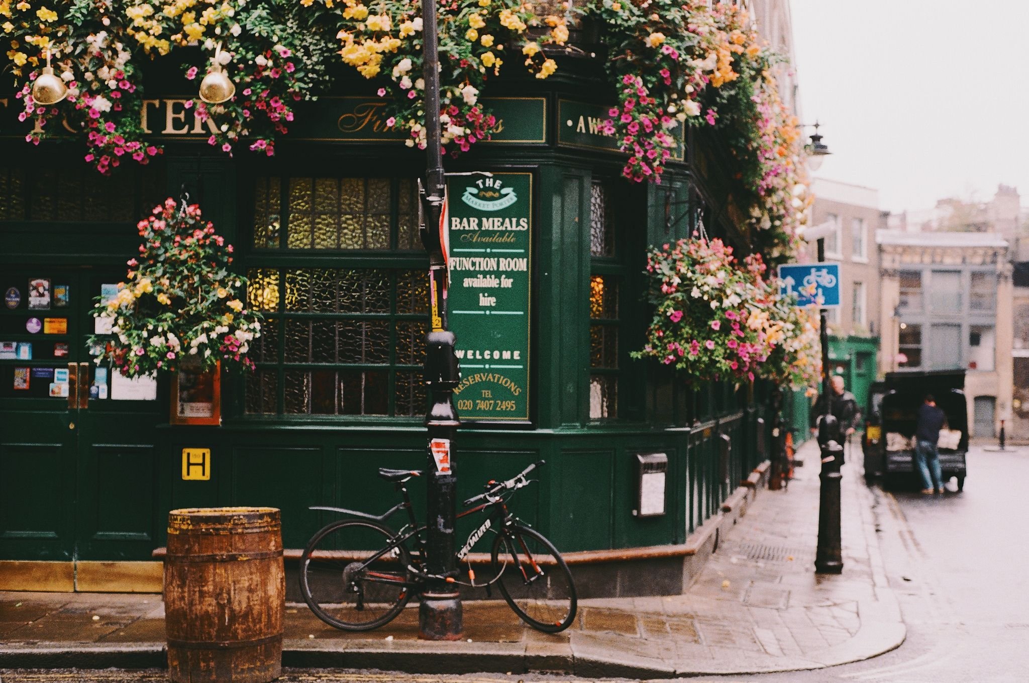 Street of flowers. Эстетика цветов на улице. Улочки Парижа. Улица Эстетика. Цветы на улицах Парижа.