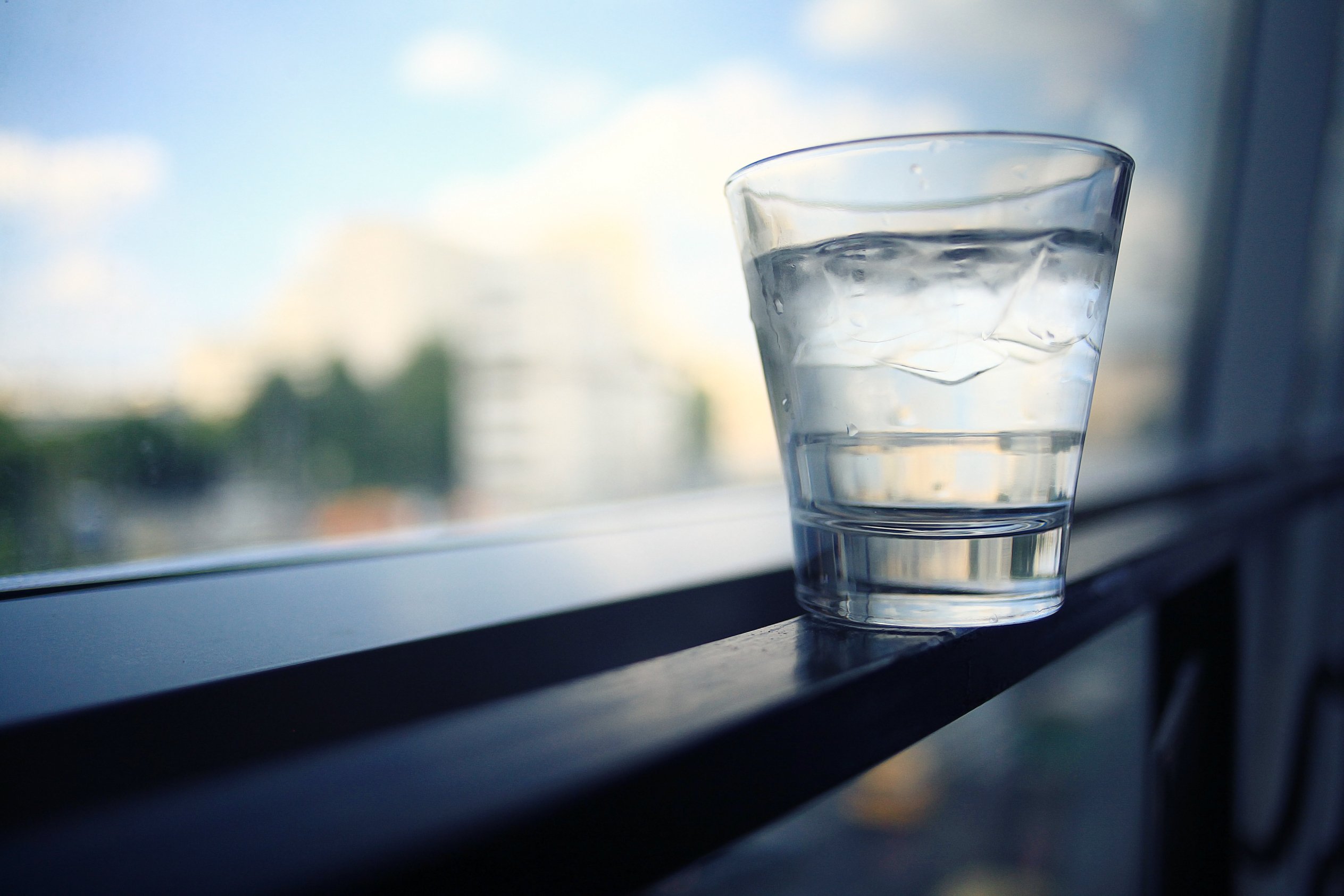 Включи стакан воды. Стакан воды. Стакан воды на столе. Красивые стаканы для воды. Стаканчик с водой на столе.