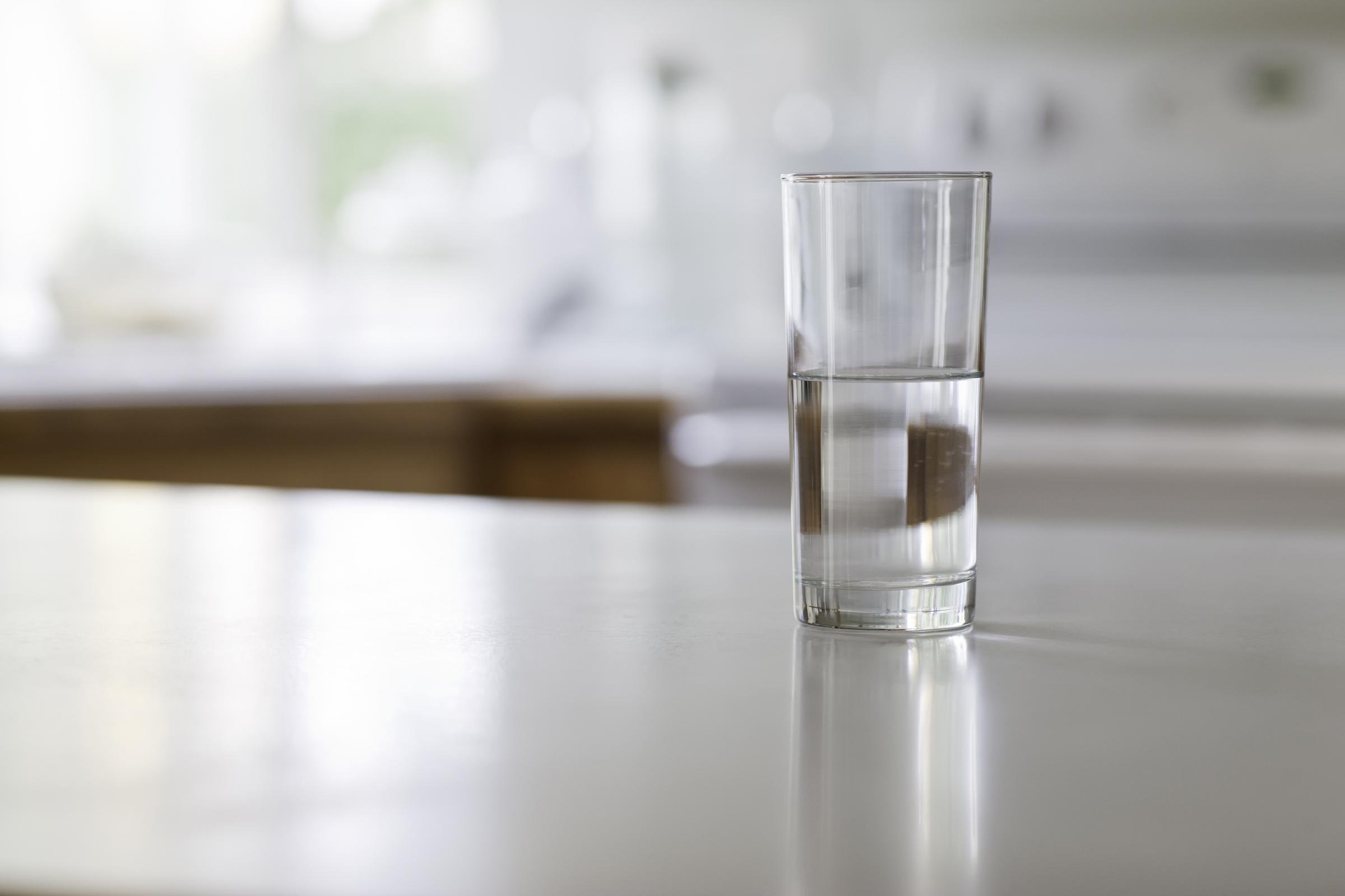 Включи стакан воды. Стакан воды. Стакан воды на столе. Красивые стаканы для воды. Полупустой стакан.