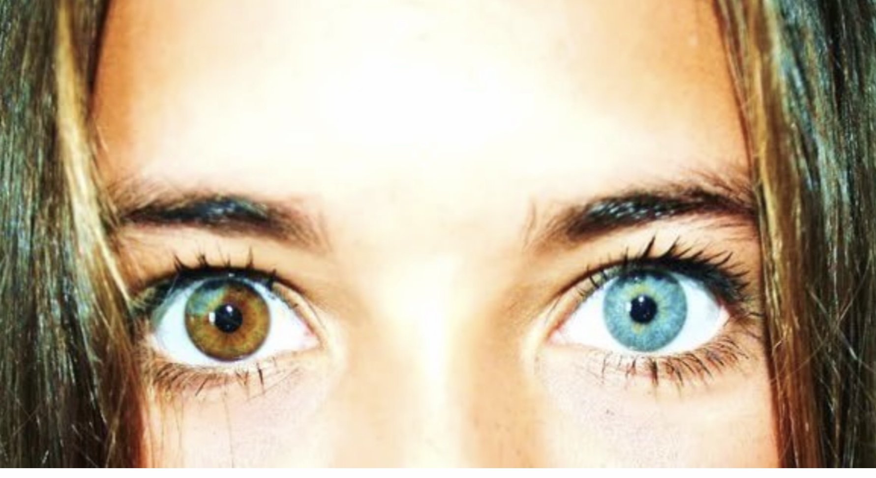 Как называется когда у человека разные глаза. Айдан Куинн гетерохромия. Настя Джексон гетерохромия. Центральная гетерохромия глаз. Поликория и гетерохромия.