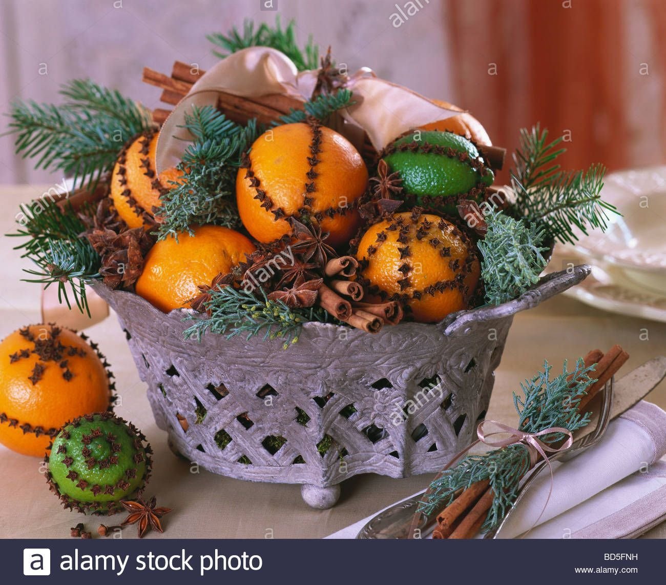 Подарить мандарины на новый год. Композиция с апельсинами. Новогодний декор с мандаринами. Украсить мандарины на новый год. Композиция из мандарин.