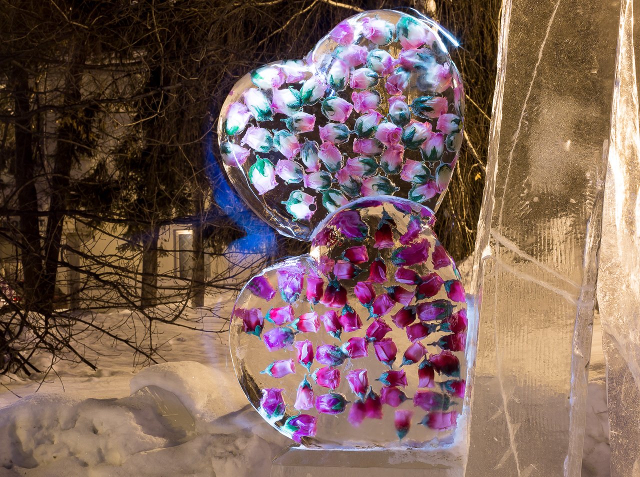 Шарики изо льда. Ледяные игрушки на елку. Ледяные украшения для улицы. Игрушки изо льда на елку. Ледяная скульптура цветы.
