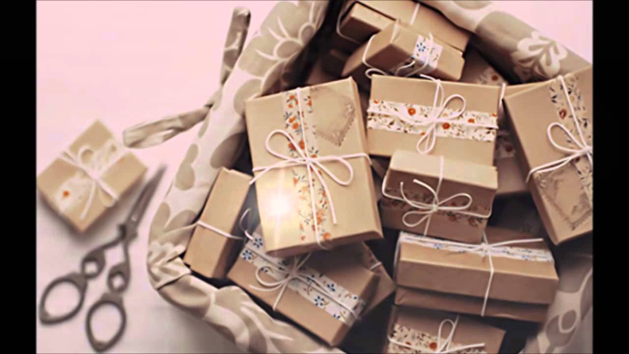 В каких магазинах упаковывают подарки. Подарки и упаковка. Упаковка подарка в крафт бумагу. Красивые коробки для упаковки подарков. Подарок в крафтовой коробке.
