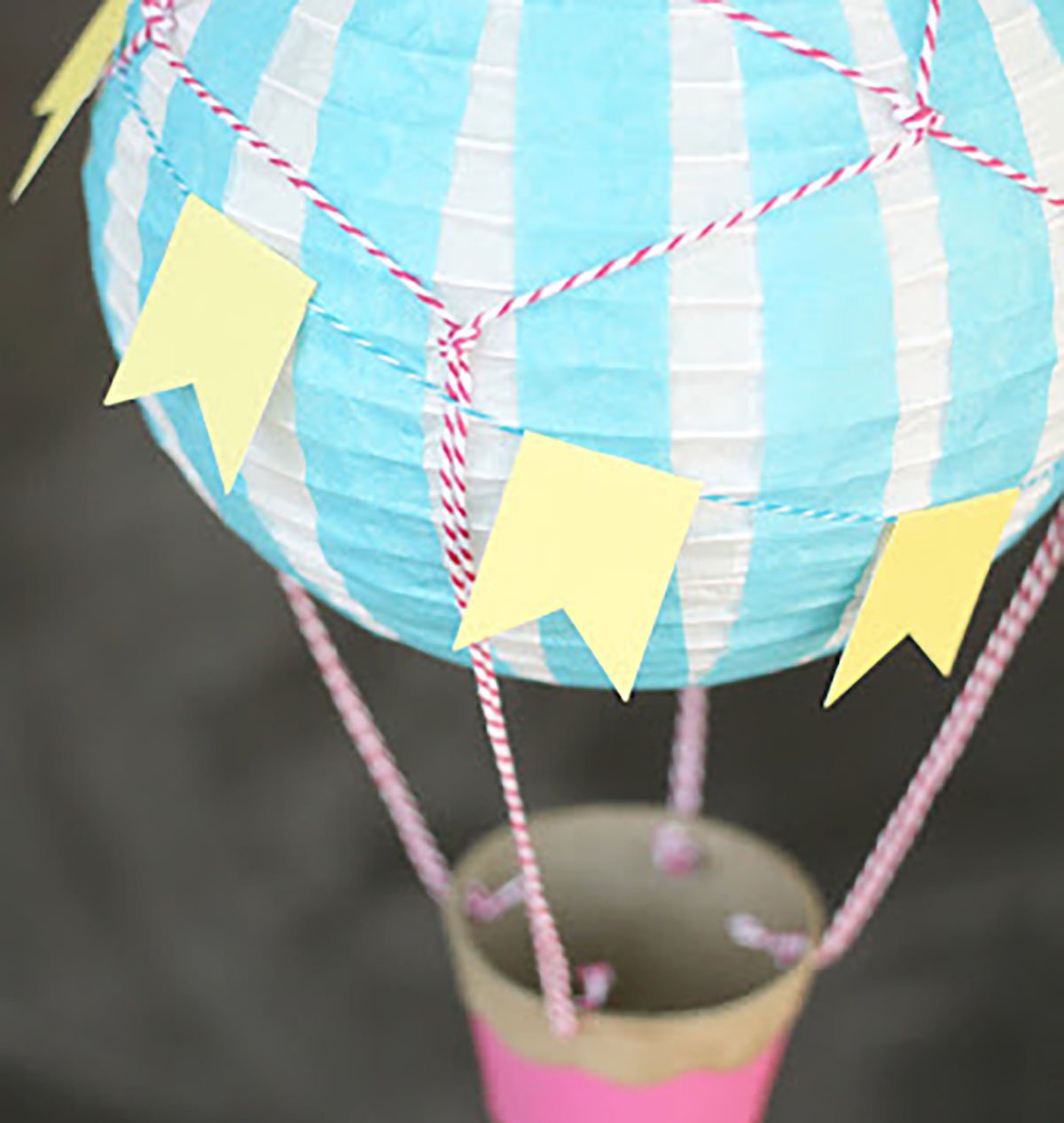 Воздушный шар в домашних условиях. Воздушный шар с корзиной. Воздушный шар поделка. Воздушный шар с корзиной бумажный. Объемный воздушный шар.