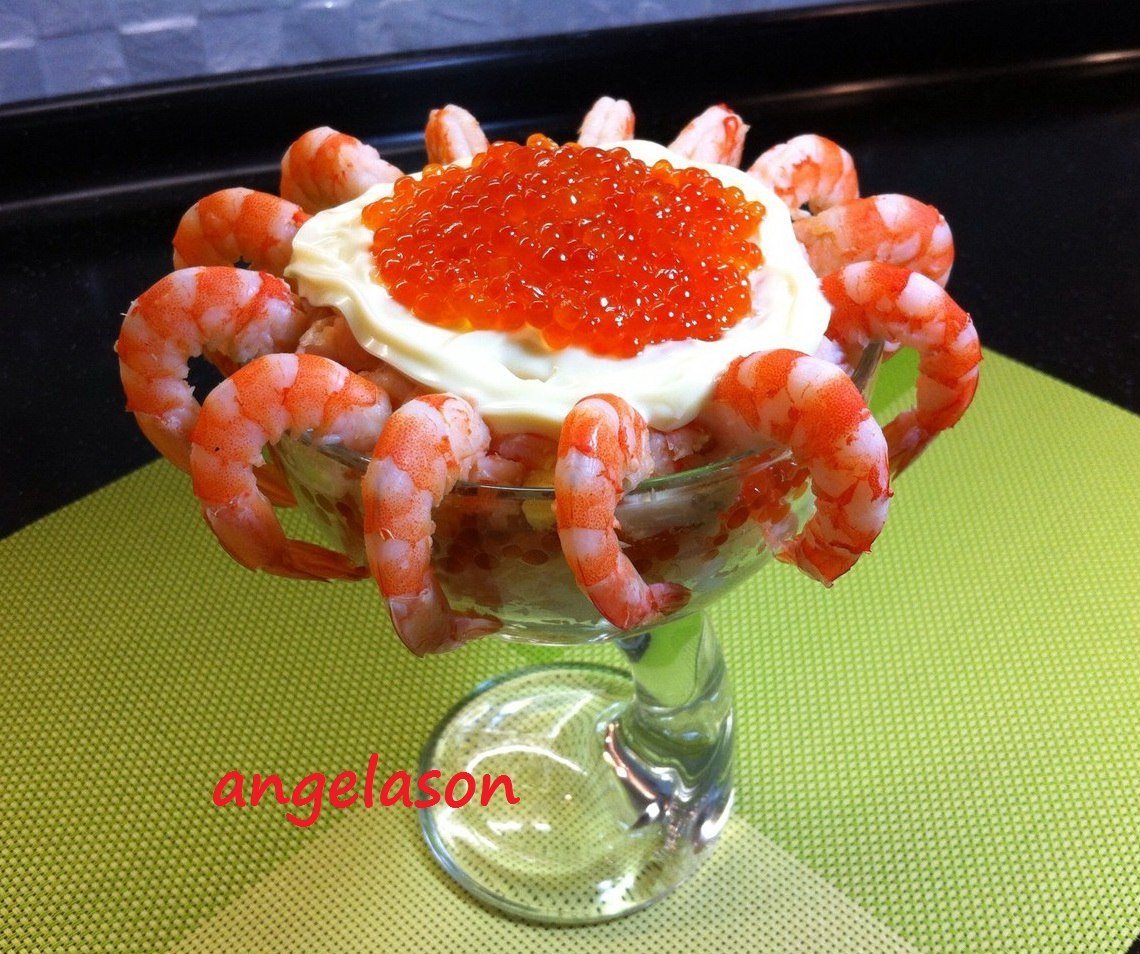 Салат с креветками и икрой