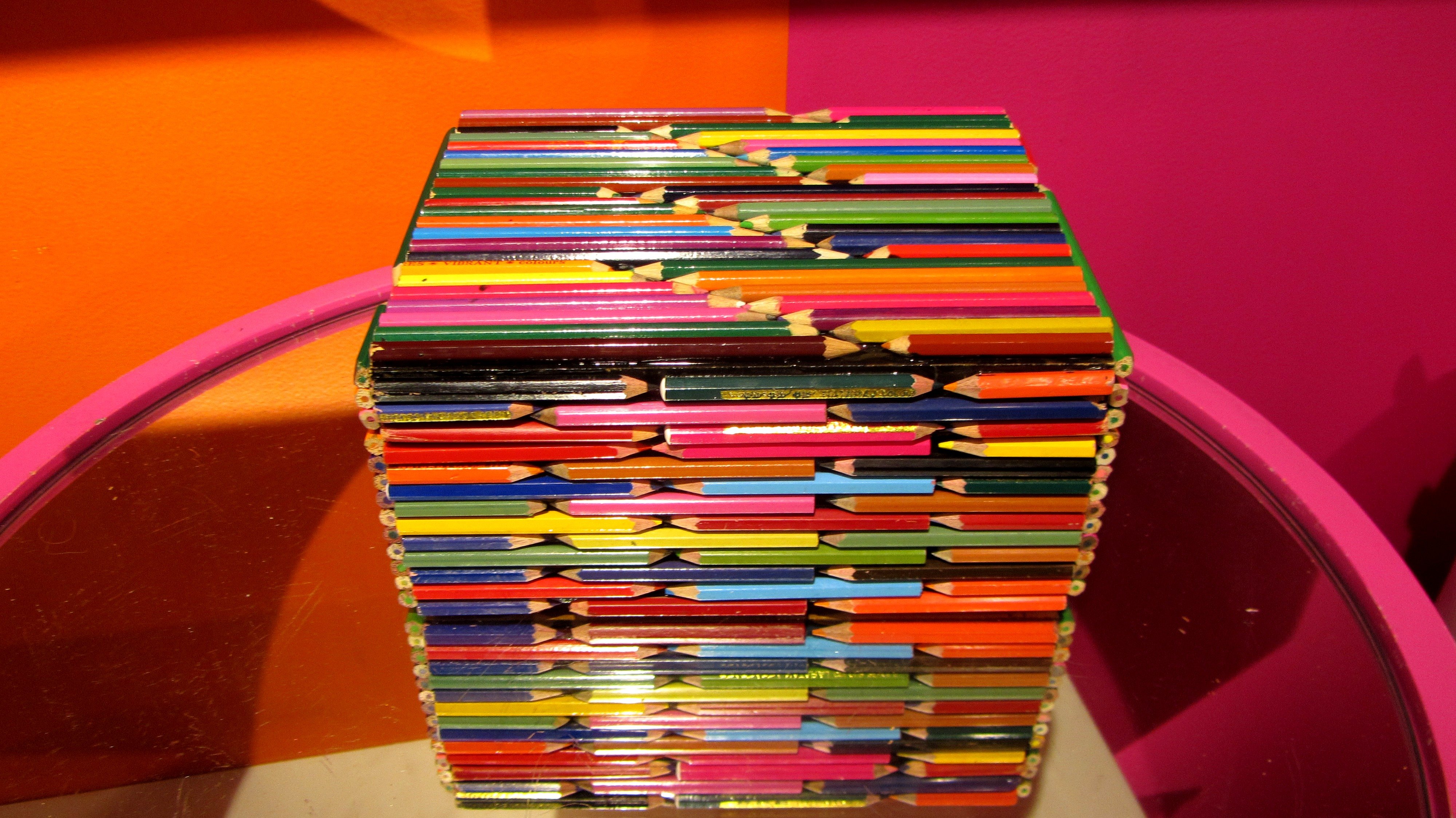 Что делают цветные. Декор из карандашей. Поделки из карандашей. Поделки из фломастеров. Из цветных карандашей.