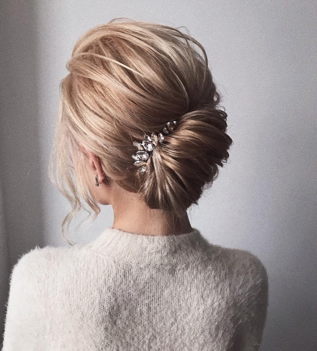 Прическа messy bun