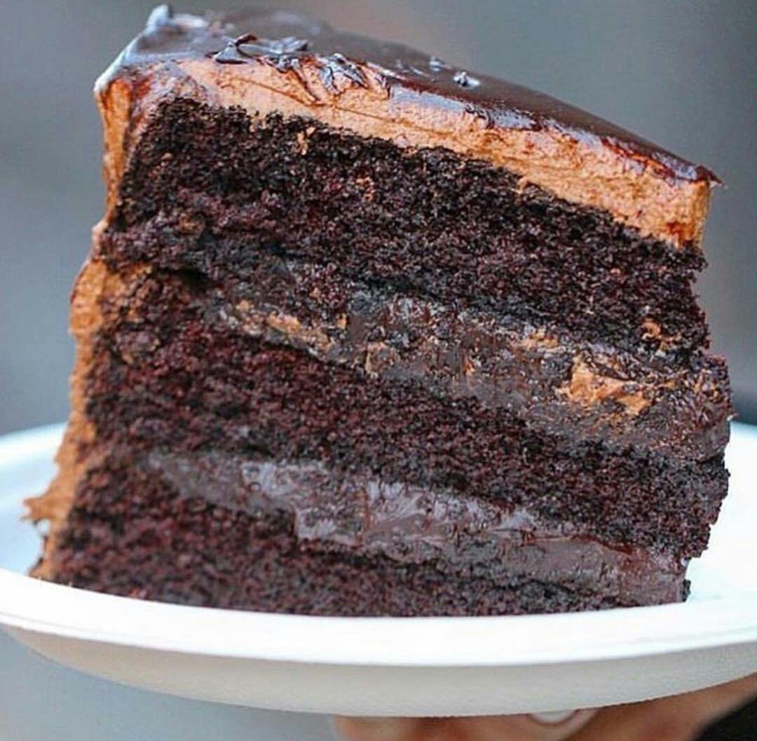 Простой рецепт шоколадного торта с фото. Шоколадный торт. Шоколадный торт магазинный. Тортик шоколадный покупной. Мега шоколадный торт.