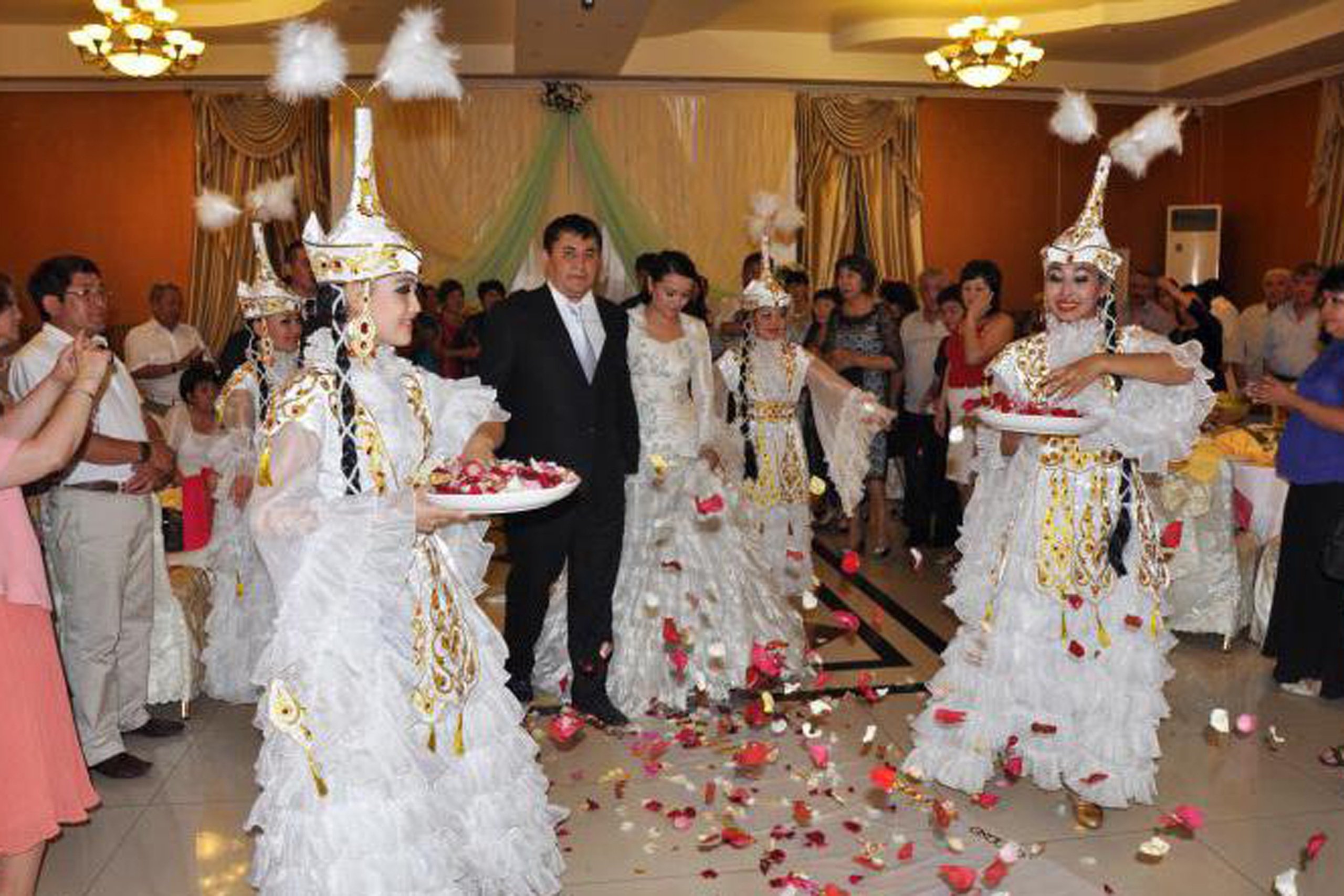 Казахская свадьба на казахском языке. Казахские Свадебные обряды. Традиции на свадьбе. Традиционная казахская свадьба. Казахская свадьба обычаи.
