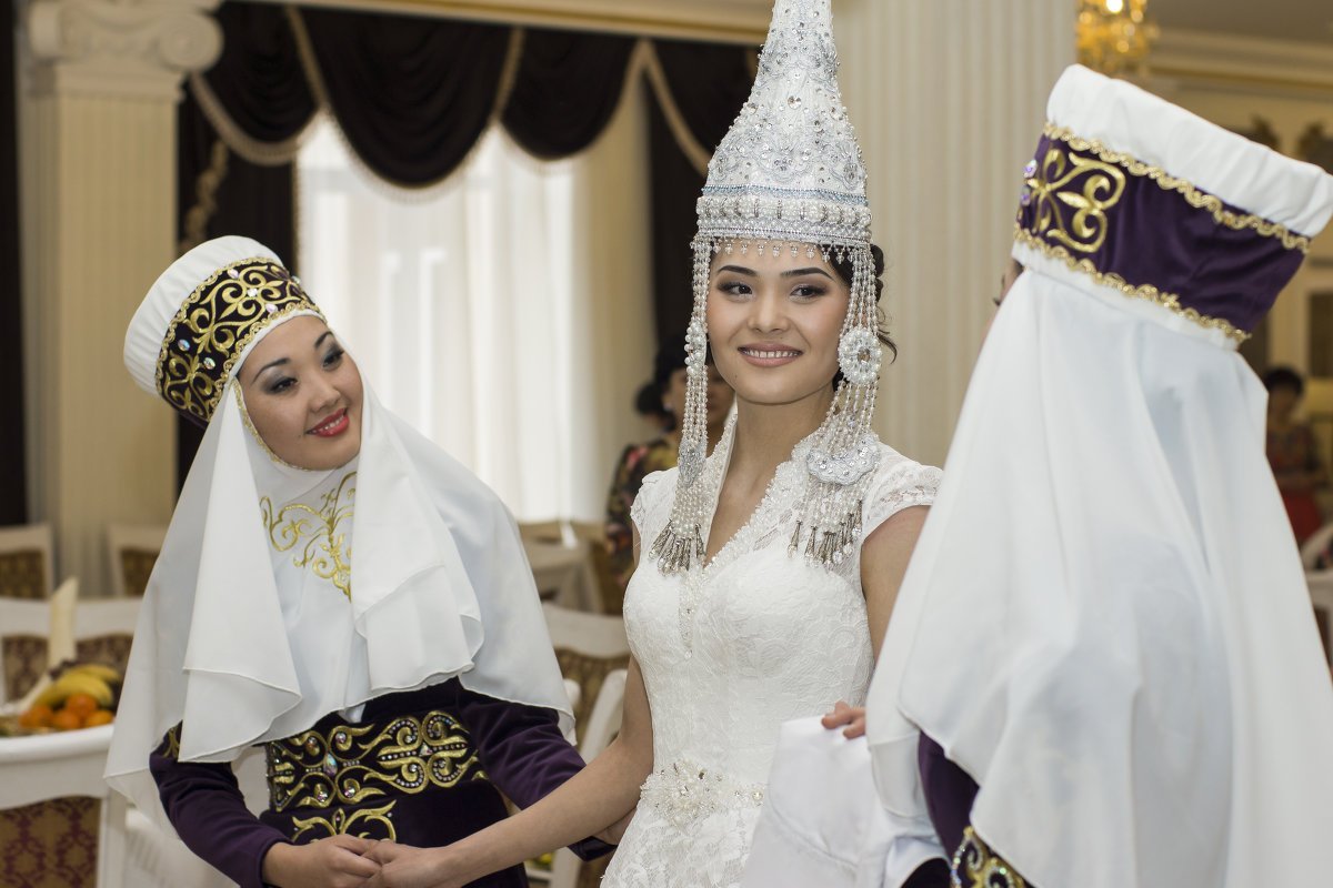 Русские казахский видео. Казахская традиция кыз узату. Казахская свадьба беташар. Казахское сырга салу. Казахская свадьба кыз узату.