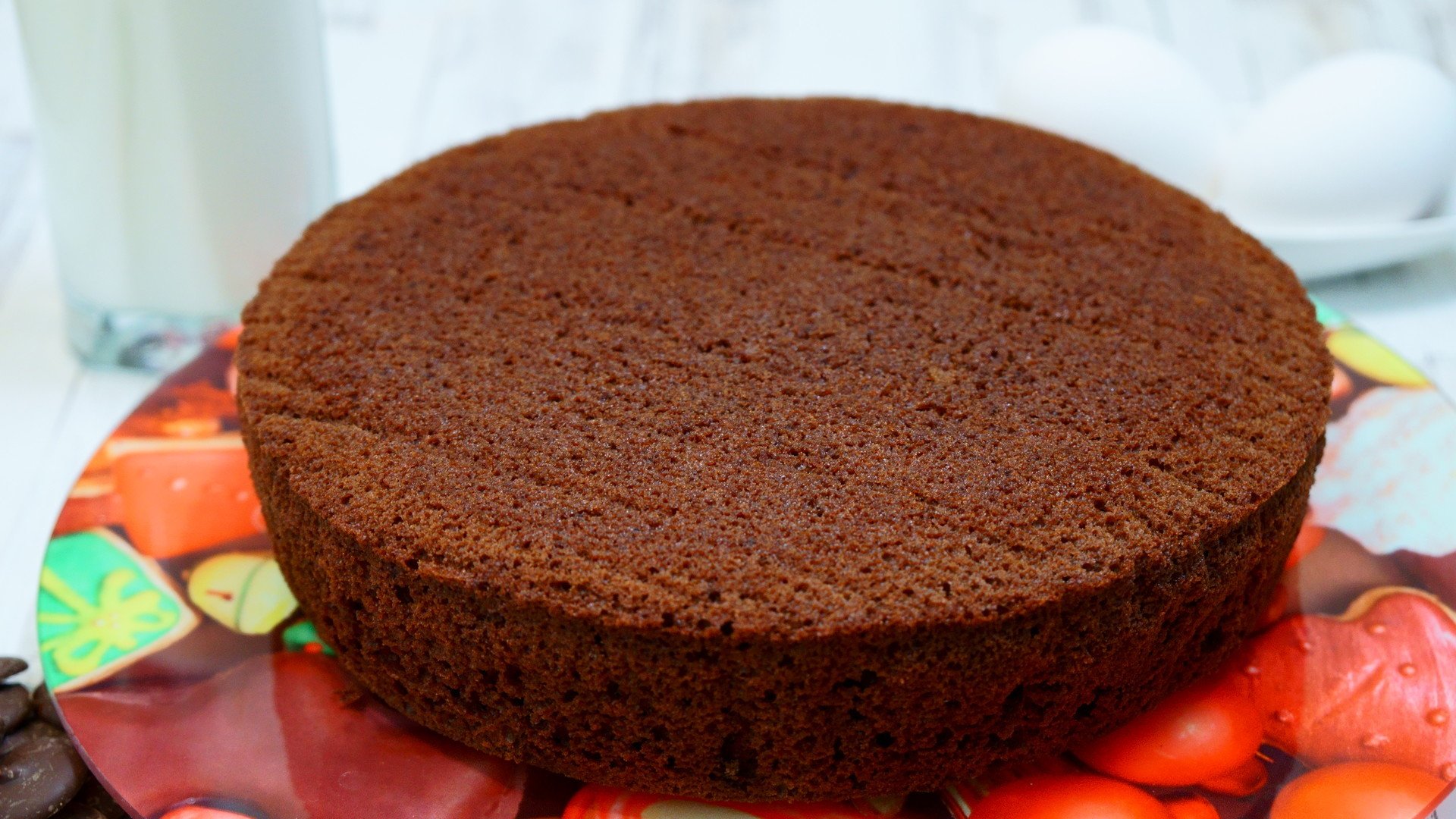 Простой рецепт шоколадного бисквита в духовке. Воздушный шоколадный бисквит. Бисквитный торт. Бисквит для торта. Шоколадный бисквит на кефире для торта.