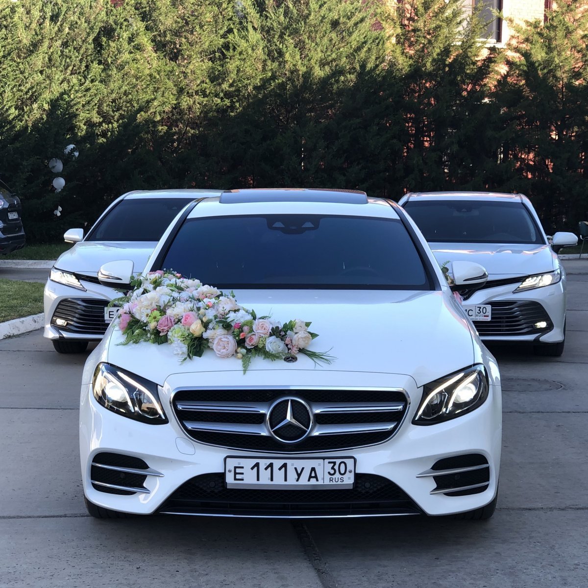 Машина на свадьбу современная