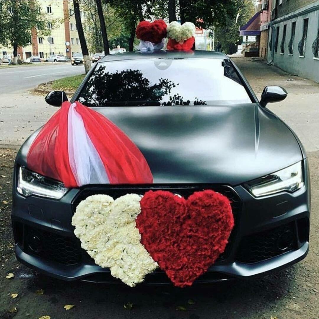 Украшение машины живыми цветами