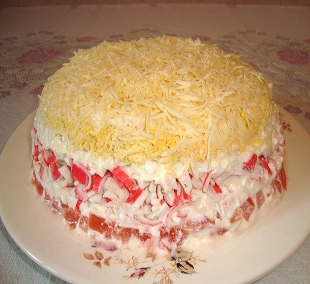 Салат с крабовыми палочками и кукурузой и рисом
