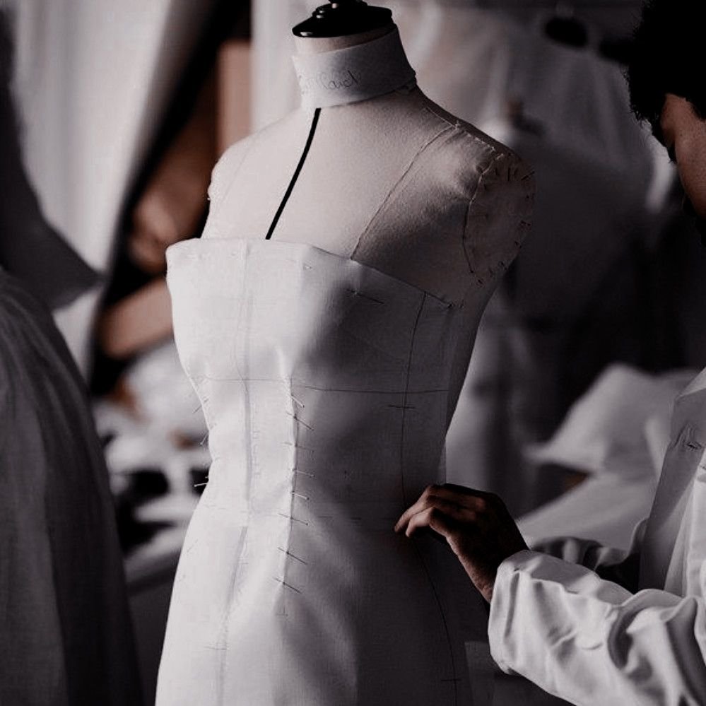 Платье на заказ пошив. Кристиан диор ателье. Christian Dior Atelier костюм. Примерка платья в ателье. Платье на манекене в ателье.