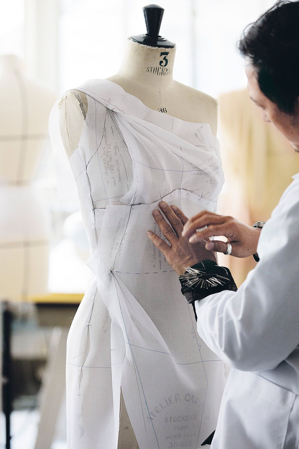 Платье на заказ пошив. Кристиан диор ателье. Муляжный метод конструирования одежды. Шитье одежды. Портной дизайнер одежды.
