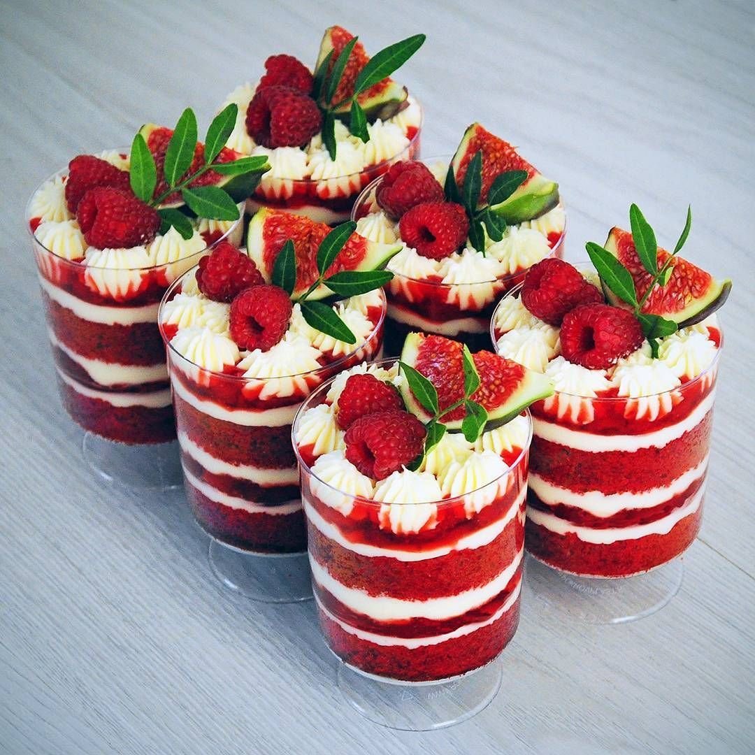 Торт украшенный клубникой и вишней