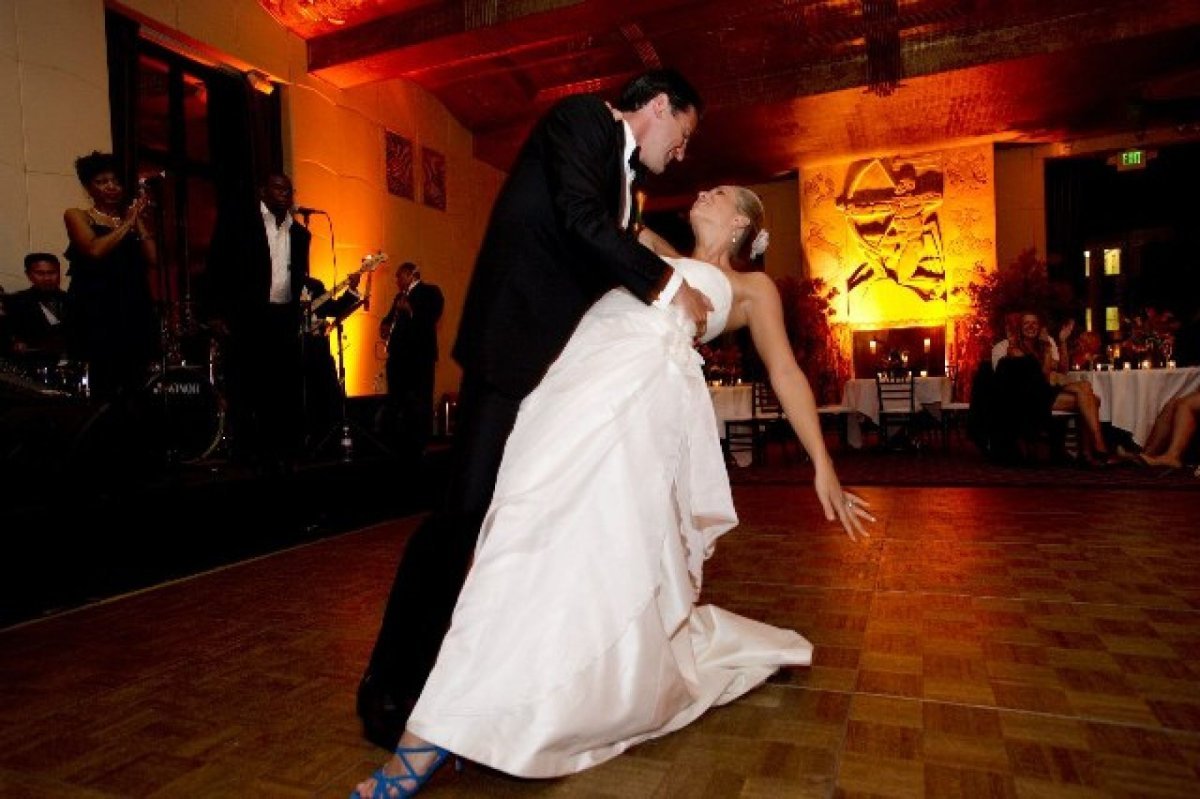 Танцевать плавно. Свадебный танец. Свадебный танец жениха и невесты. Танцы на свадьбе. Поддержки в свадебном танце.