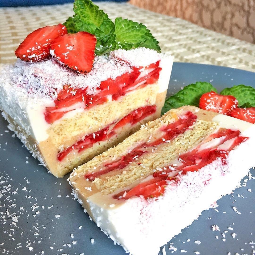Десерт с рикоттой и клубникой