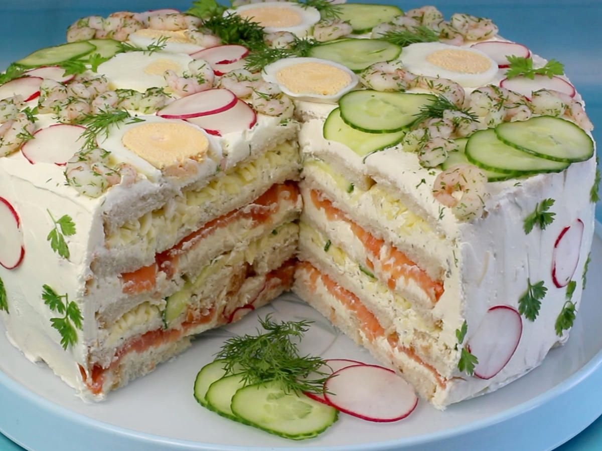 Рыбный торт из крекеров