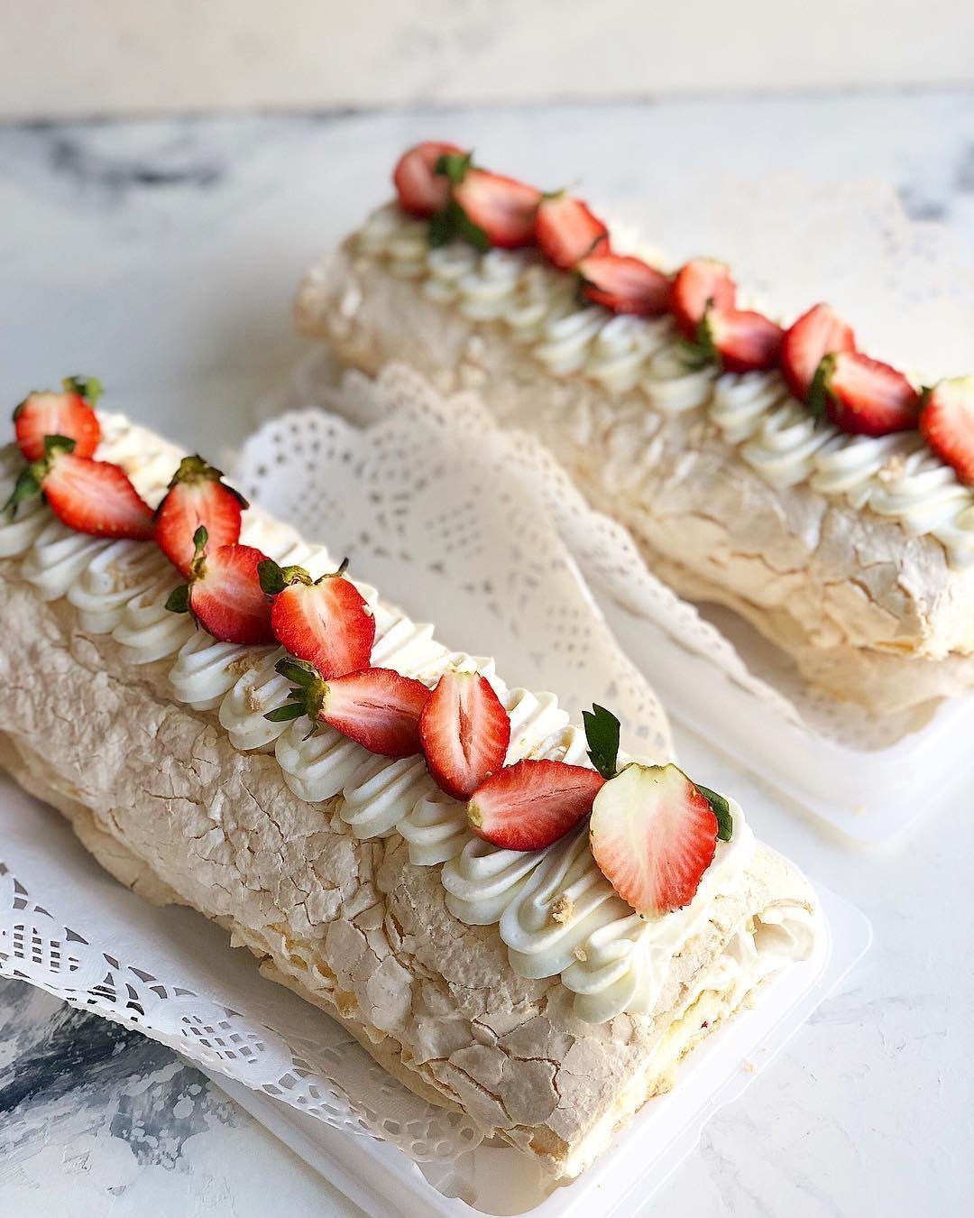 Меренговый рулет с малиной и фисташками