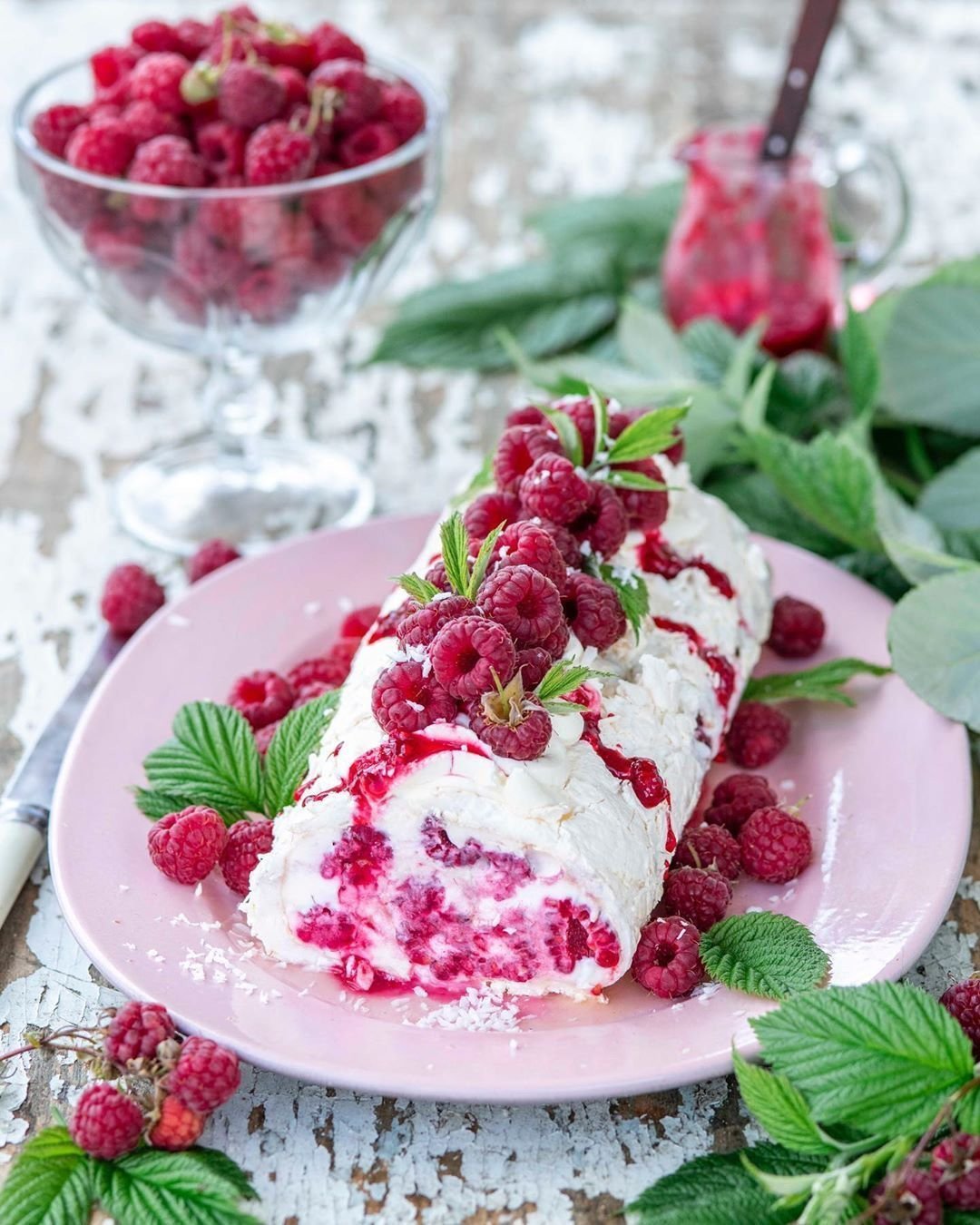 Меренговый рулет с персиками и кремом чиз