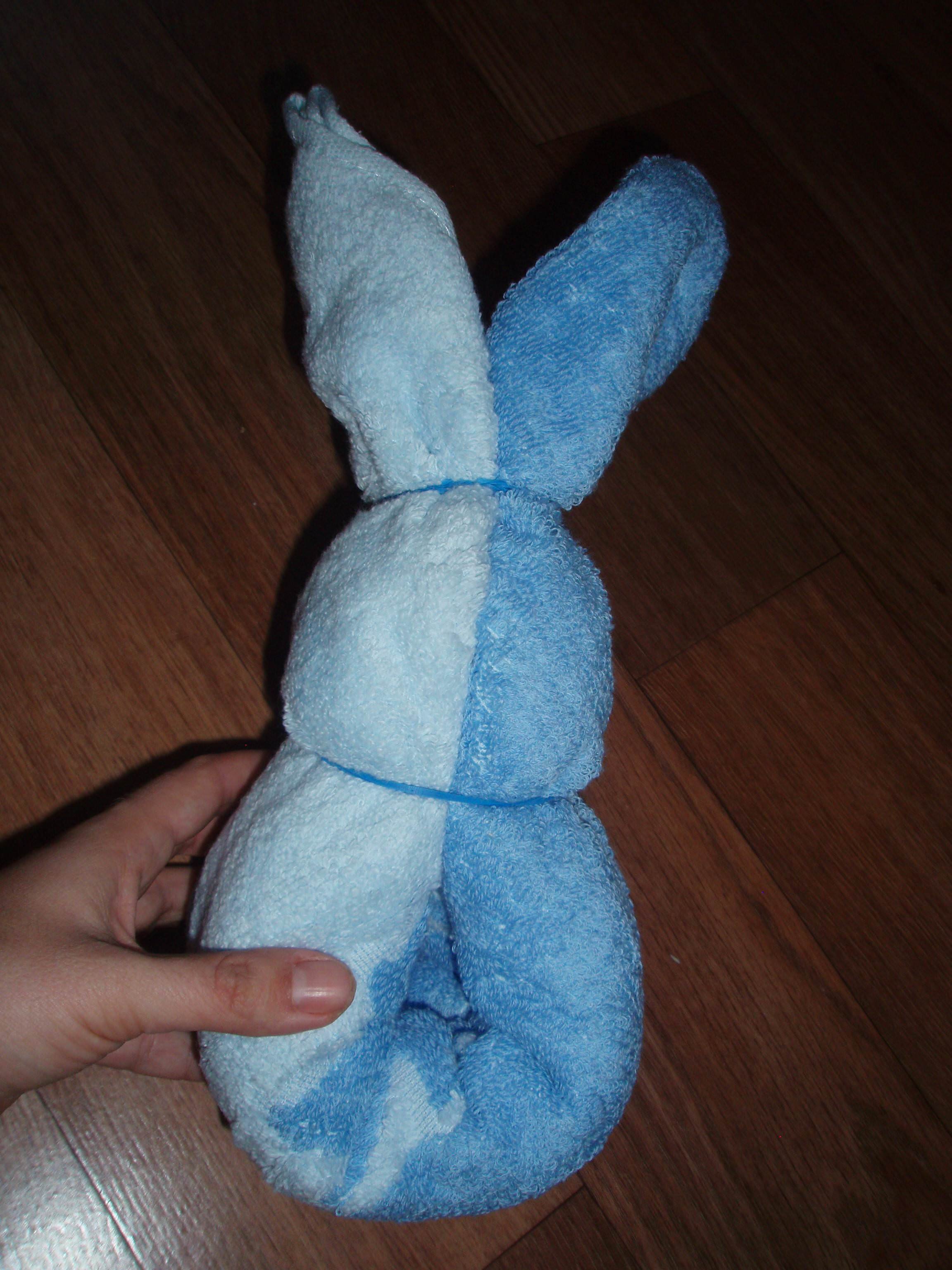 Зайчик из полотенца. Заяц из полотенца. Кролик из полотенца. Зайка из полотенца. Игрушка из полотенца заяц.