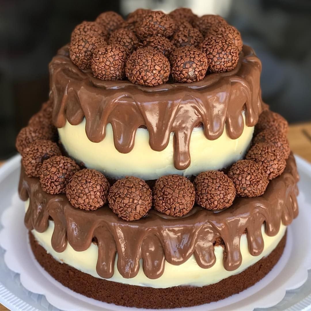 Декор торта клубникой и шоколадом