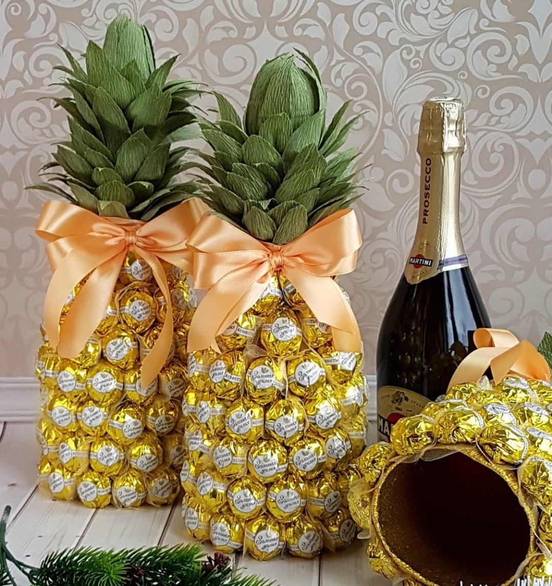 МК: упаковка для шампанского в виде ананаса из конфет