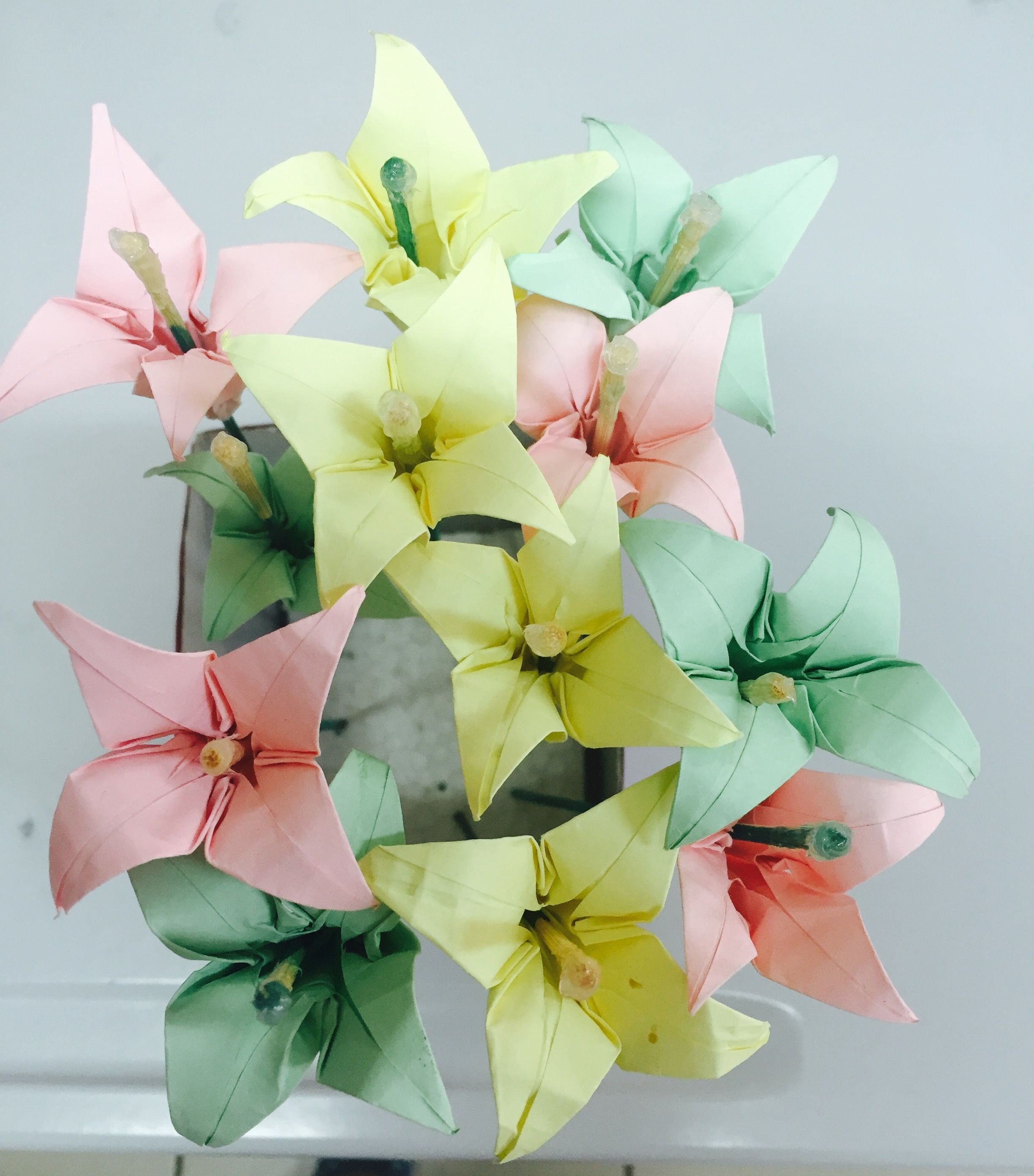 Оригами красивый цветок. Санбук Смит цветы оригами. Оригами Лилия. Оригами цветы Лилия. Origami Flower Лилия.