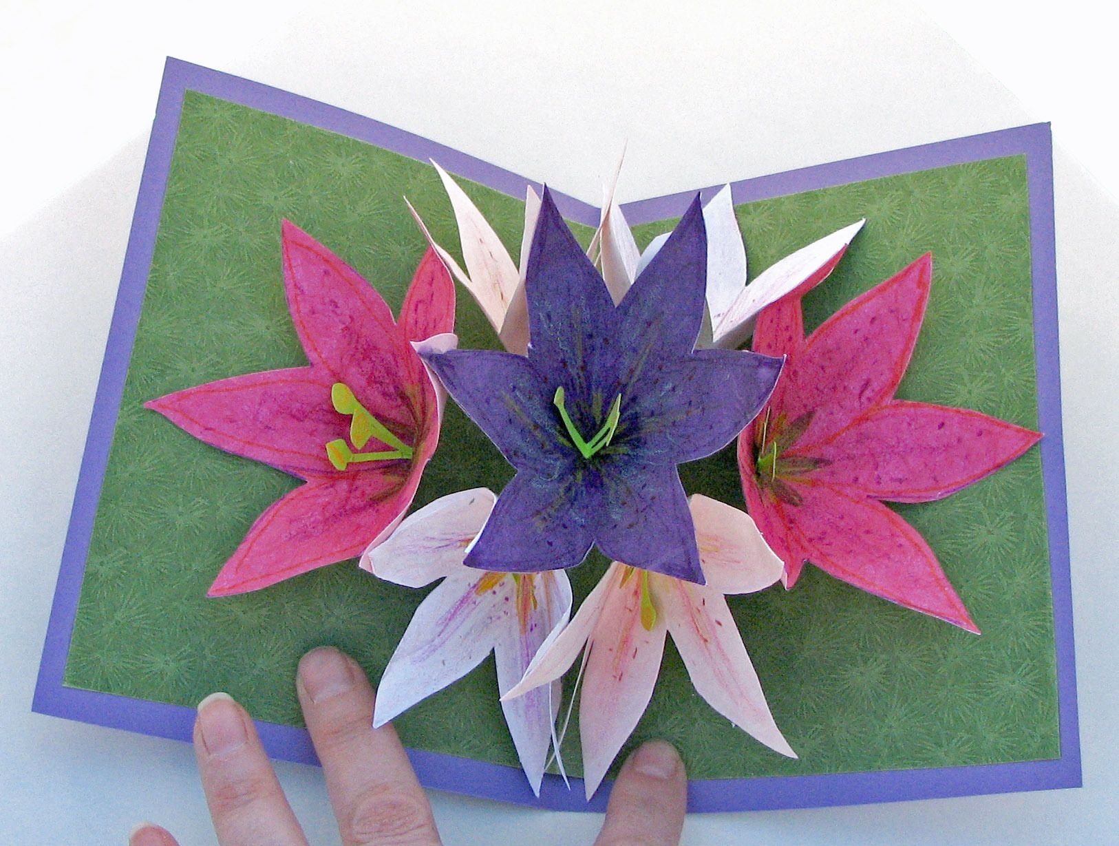 Как сделать цветок внутри открытки. Открытка с объемными цветами. Цветы для открытки своими руками. Объемная открытка цветы. Оригами открытка.