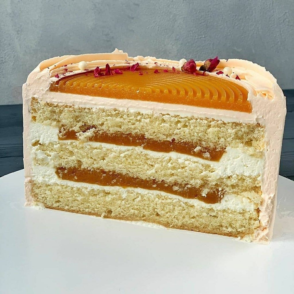 Как украсить торт из Raffaello и персиками