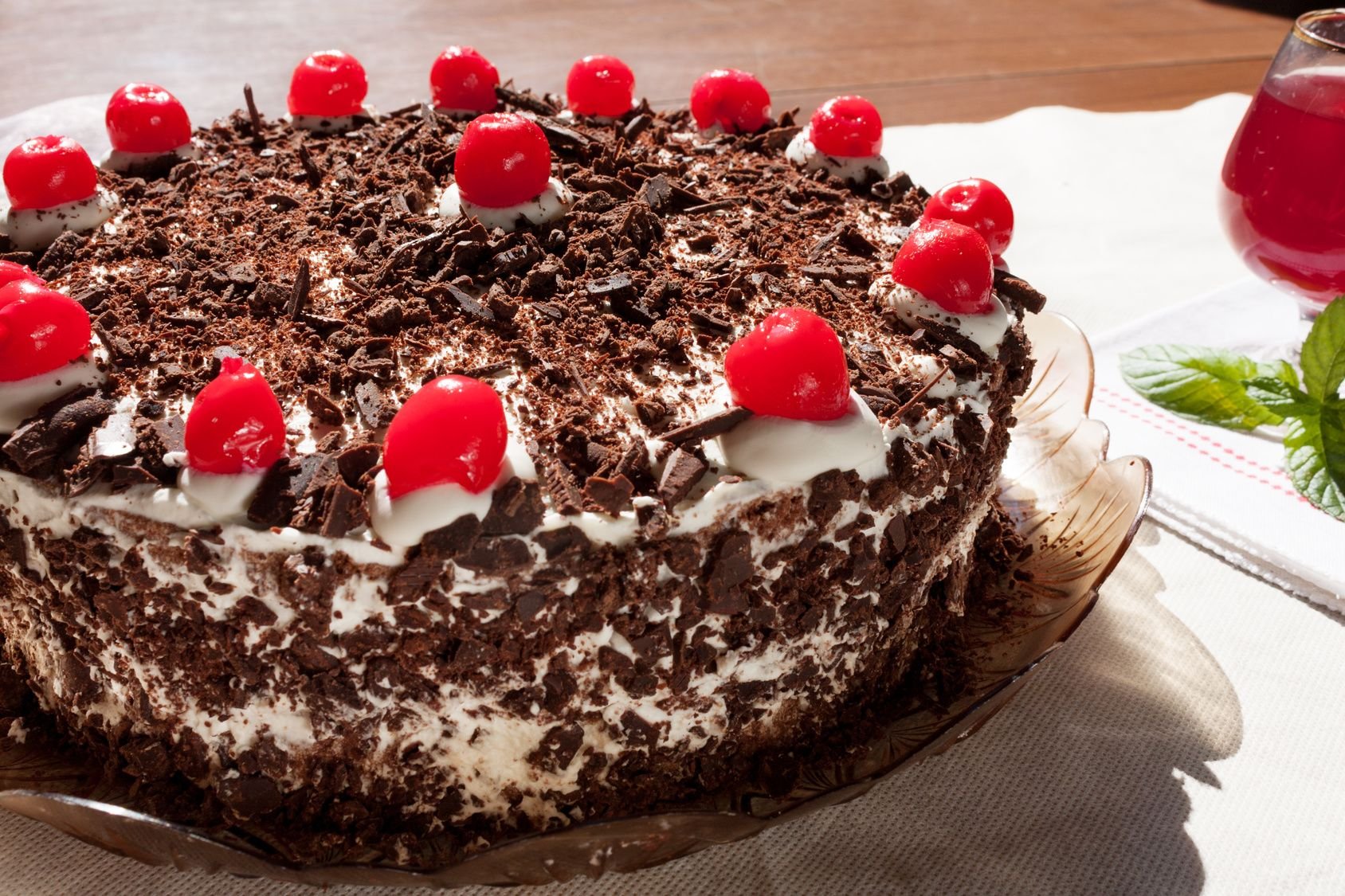 Торт черный лес классический с вишней рецепт. Торт "чёрный лес" (Black Forest Cake). Шварцвальд торт. Блэк Форест торт. Украшение торта черный лес.