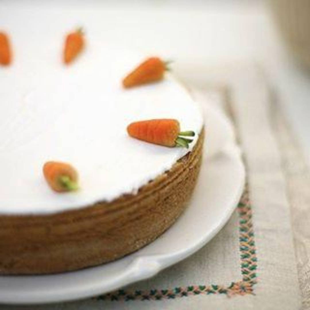 Морковный пирог без яиц. Украшение морковного торта. Морковно=творожный торт. Украшения из моркови. Морковный торт ресторанная коллекция.