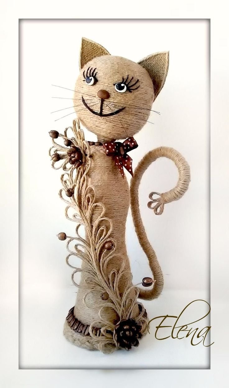 Кошка из джута и бутылки