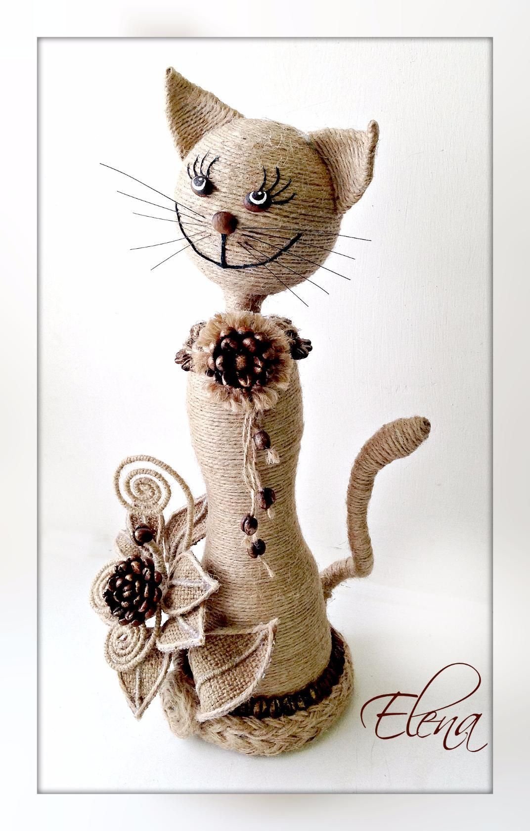 Кошка из джута и бутылки