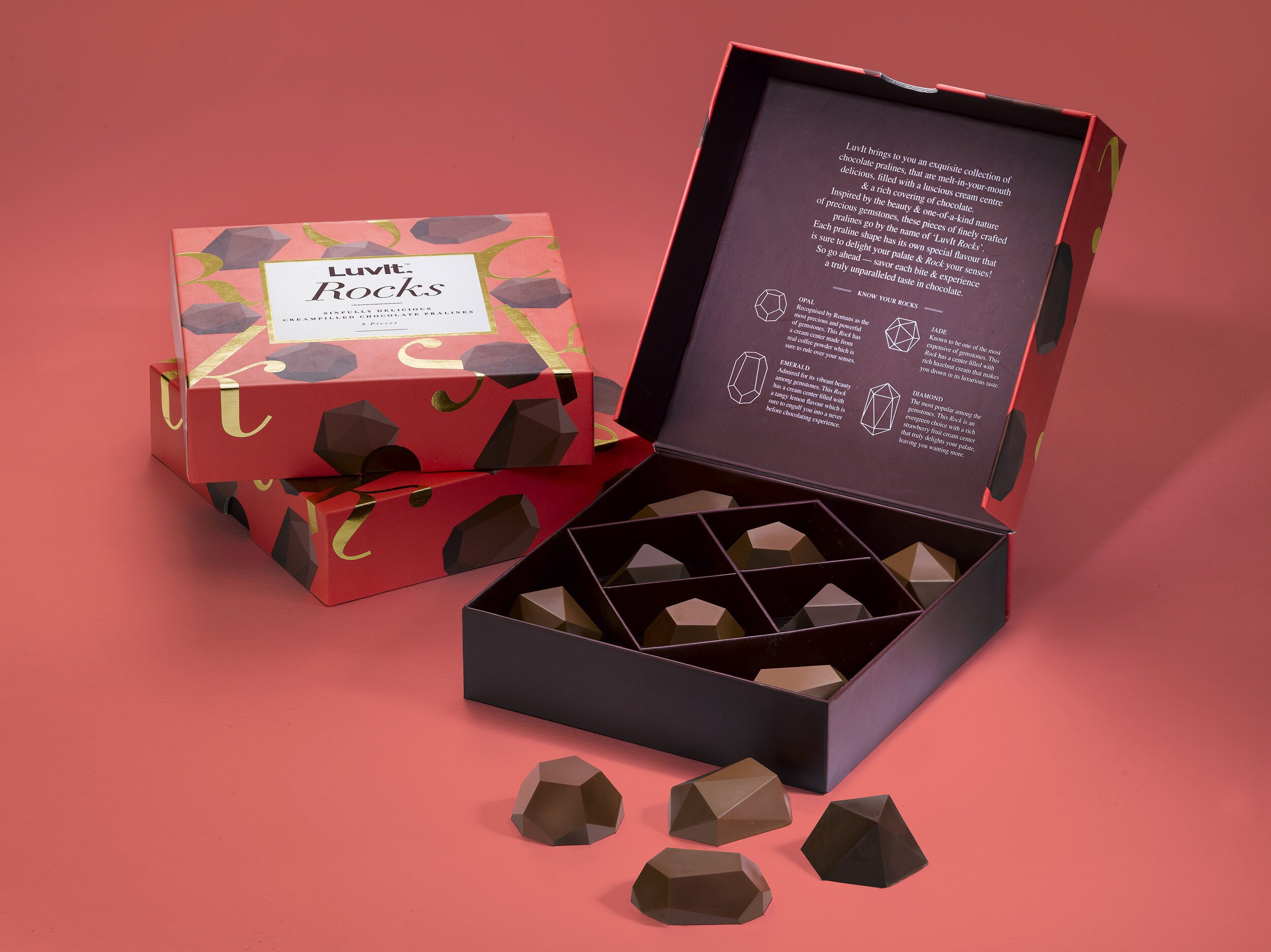 В трех коробках были конфеты. Конфеты в упаковке. Шоколадные конфеты в упаковке. Коробка шоколадных конфет. Коробка дизайнерская для конфет.