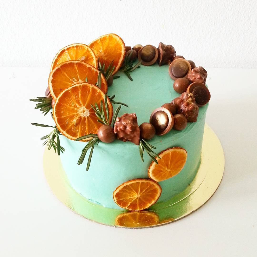 Торт украшенный апельсинами и киви