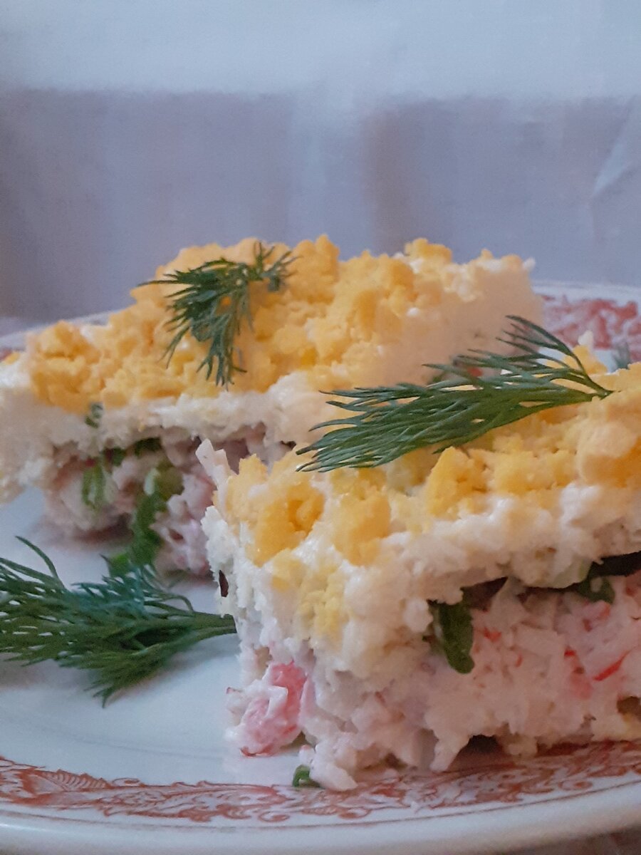 Салат из крабовых палочек слоеный