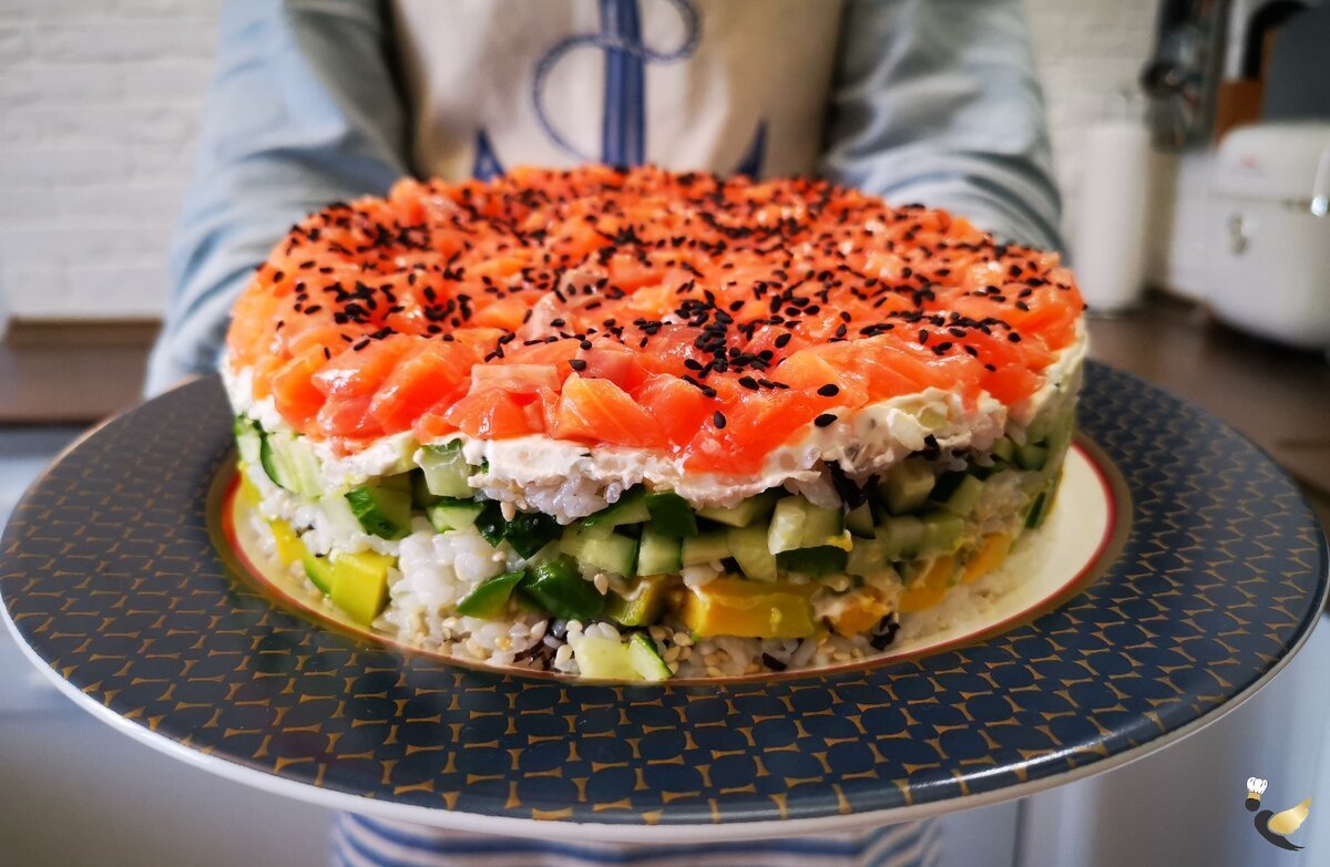 Салат суши слоями с красной рыбой и нори