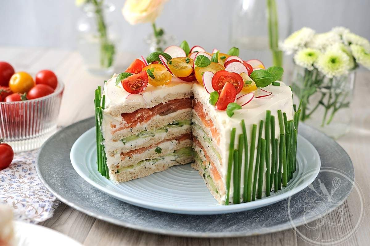 Соленый торт из вафельных коржей