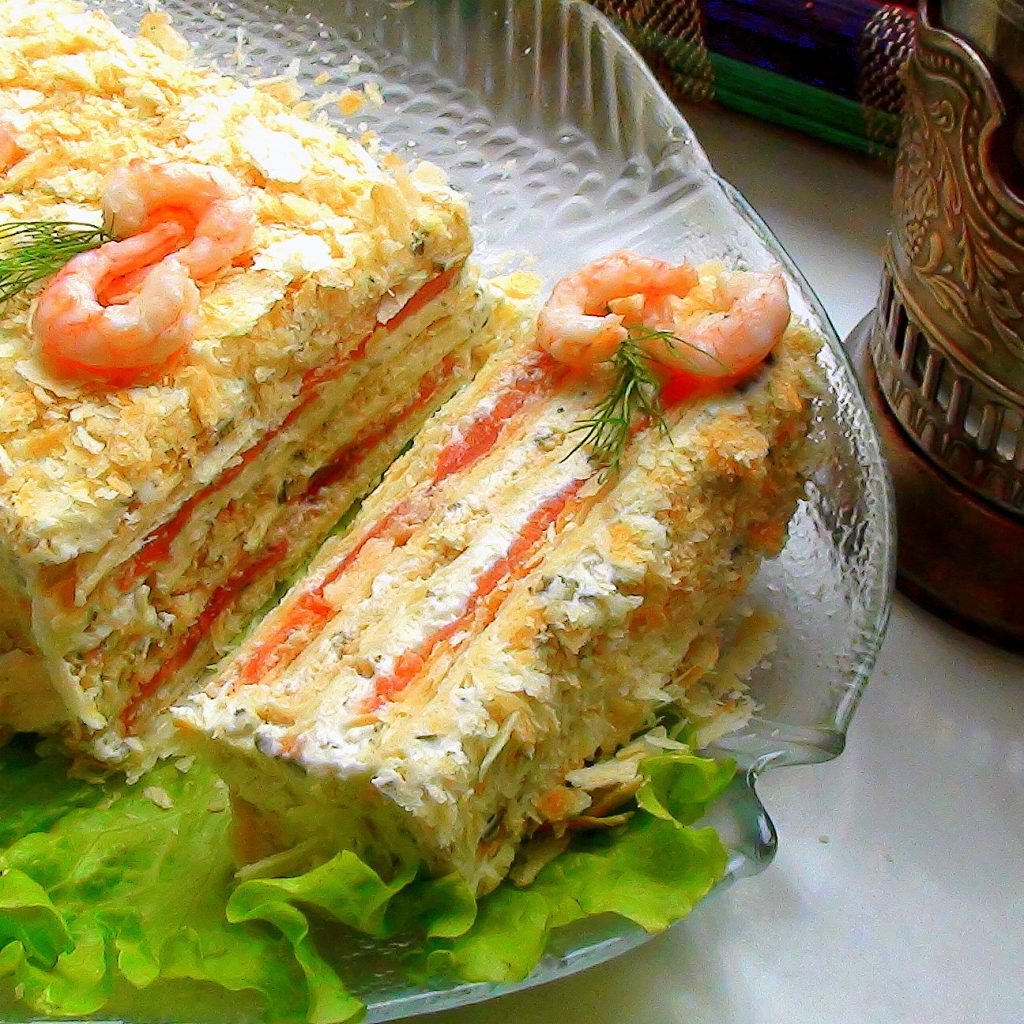 Салат на вафельных коржах с красной рыбой