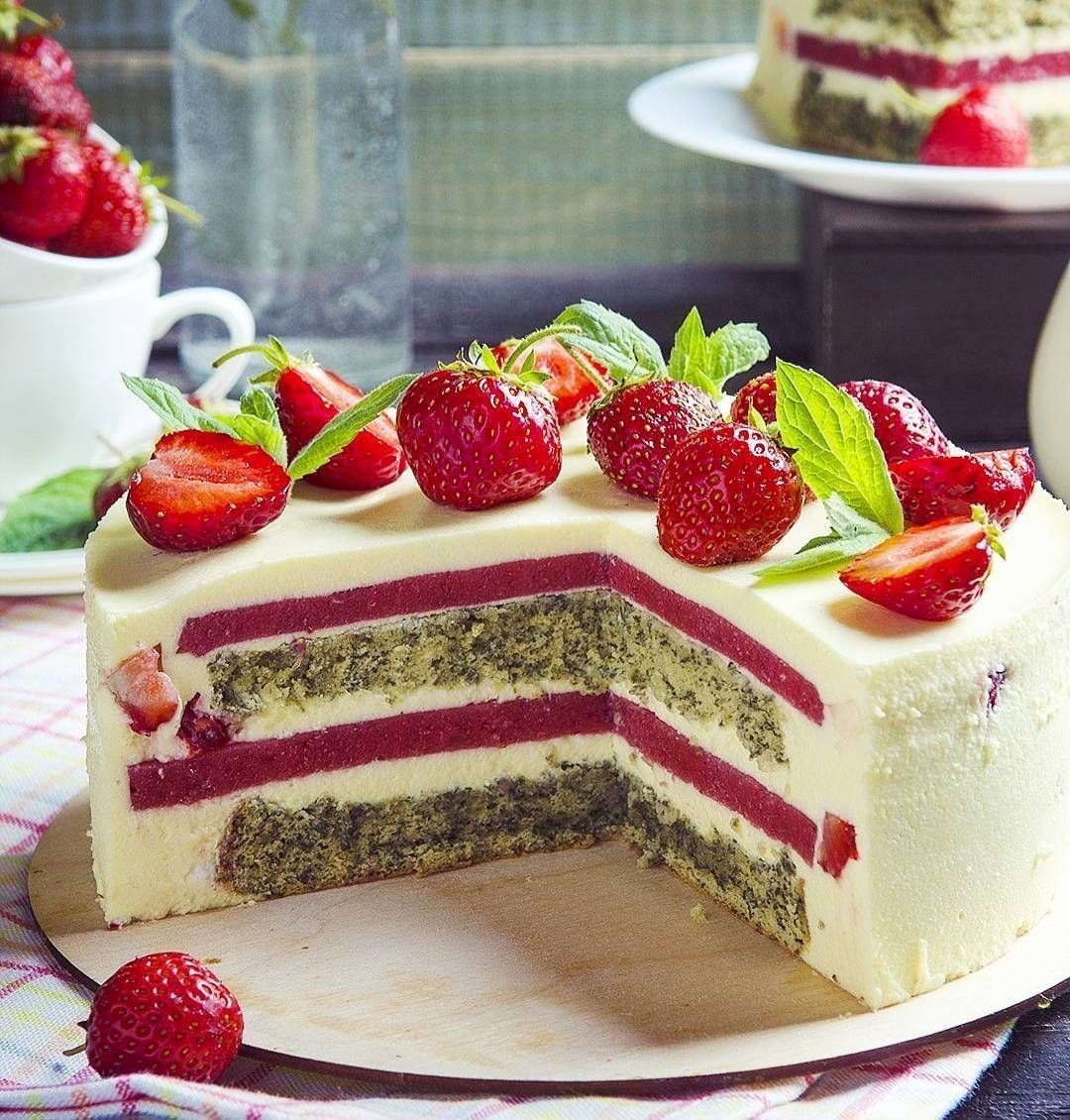 Торт с клубникой и желе
