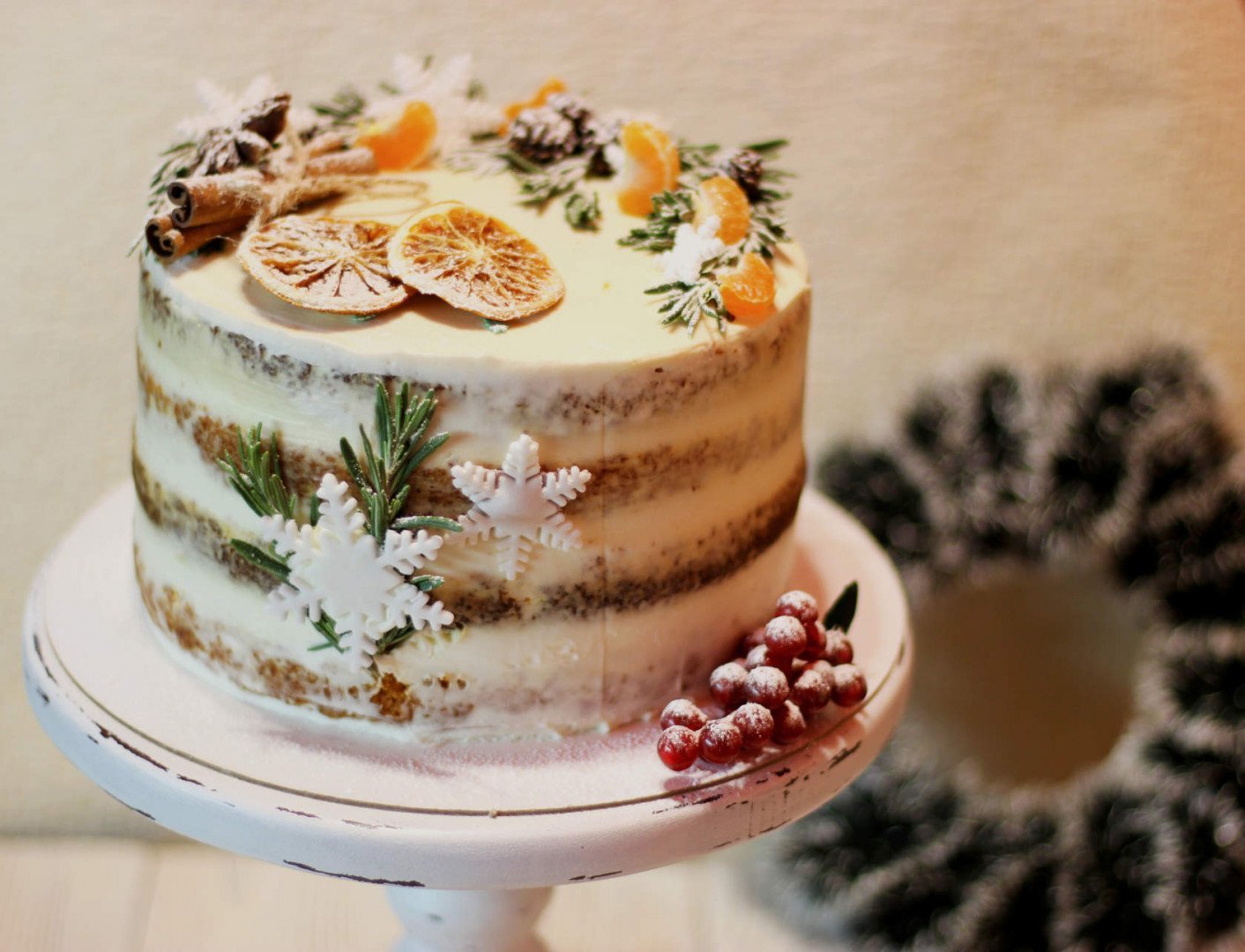 Зимние торты рецепты. Украшение морковного торта. Декор морковного торта. Украшение торта розмарином. Зимний торт.